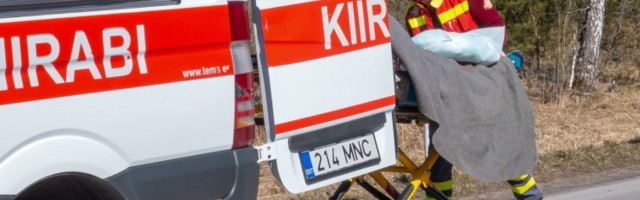 Joobes mopeedijuht põrkas Narvas kokku veoautoga, kaks inimest sai viga
