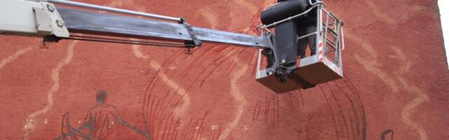 Hiigelsibul kalapaadis - tänavakunst sünnib Kallaste keskväljakul