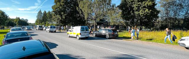 Linnavalitsus keelas Narva tanki lähedal maantee ääres parkimise ja piiras kiirust