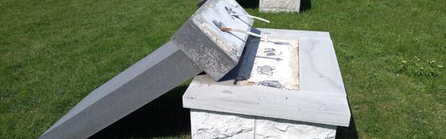 Sinimäel lõhutud monumentidel pole omanikku