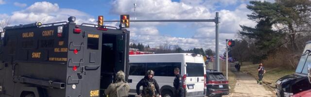 Relvastatud mees rammis sõidukiga Michigani sünagoogi. Meedia teatel tulistati teda surmavalt