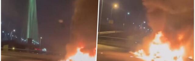 JEZIVI SNIMCI SA MOSTA NA ADI, OD AUTOMOBILA NIJE OSTALO NIŠTA: Izgoreo skroz, rastopio se na asfaltu?! (VIDEO)