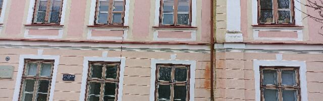 Linnavalitsus otsib Roosna-Alliku mõisahoone akende restaureerijat