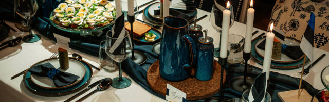 Sinine, must ja valge: sisekujundaja jagab nippe elegantse Eesti iseseisvuspäeva laua katmiseks