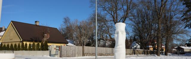 Õhtu kallast ehib inimesekõrgune lumeskulptuur