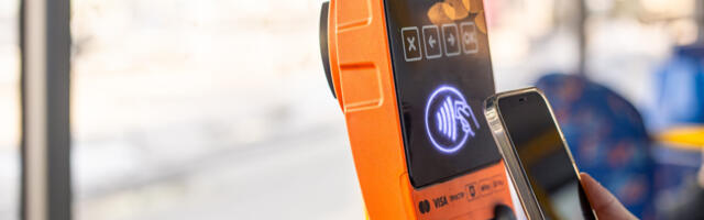 Tartus valideeritakse sõiduõigust aktiivselt nutitelefoni abil, kuid üleminek veel kestab