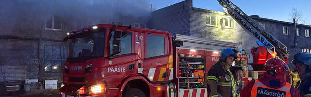 PILDID: Pärnus põleb vana tehasehoone