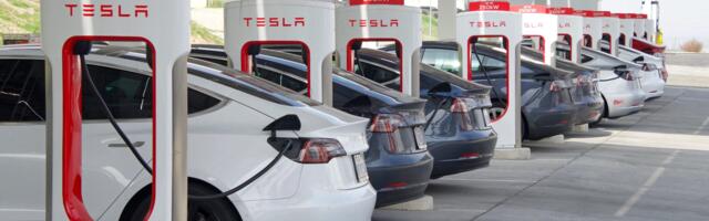 Rohepöörde absurd ühes pildis: USA suurim elektriautode laadimisjaam töötab diiselgeneraatori armust