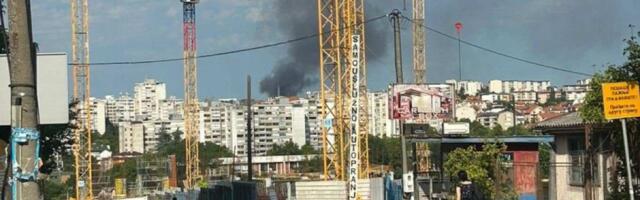 Crni dim se nadvio nad Beogradom: Gori magacin, vatrogasci se bore sa varenom stihijom (VIDEO)
