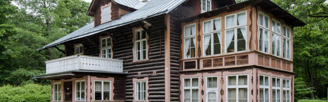 Vabaõhumuuseum taastab šveitsi stiilis suvemõisa hoone