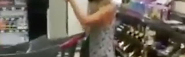 VIDEO: Lõuna-Aafrika naine võttis alukad jalast ja tõmbas need pähe, kui talle tehti märkus näokatte puudumise pärast
