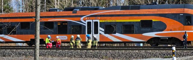 FOTOD | Kehras toimunud rongiõnnetuses hukkus inimene, liiklus on häiritud