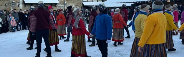 VIDEO JA FOTOD | Rohkelt rahvast kogunes päikesetõusul Narva linnusesse. Pidupäevale andsid hoogu juurde rahvatantsijad