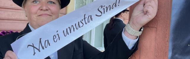 Galerii: küüditatute mälestuseks seoti Haapsalu raudteejaamas mustvalgeid linte