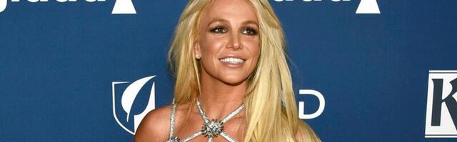 Britney Spears poseerib ihualasti, jalas vaid napid stringid
