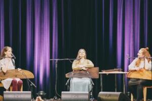 Kolm kannelt kevadet värvimas