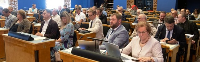 UURING: 25% eestlastest leiab, et Riigikogusse on vaja juurde mõistust, mitte palka