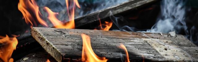 Haeskas süttisid taas põlenud hoone rusud