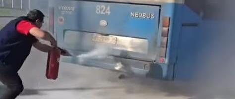 ZAPALIO SE AUTOBUS U SREMSKOJ KAMENICI! Brzom reakcijom vozača sprečena TRAGEDIJE (VIDEO)