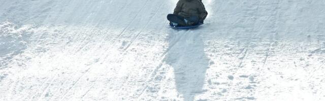 Nõmmel sai vigastada vastu puud sõitnud kelgutaja