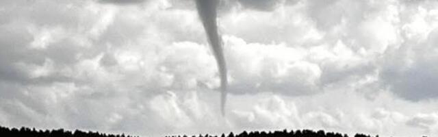 FOTOD JA VIDEO | Võimas rünkpilv tekitas Haapsalu lahele vesipüksi