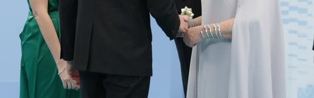 Nagu päriselu Tuhkatriinu. Müsteerium lahendatud_ kelle kleit presidendipaari ees lagunema hakkas? 