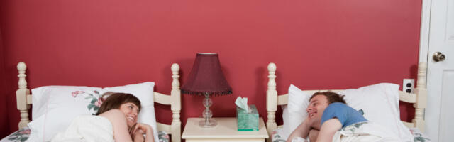 Miks mõned paarid valivad eraldi voodid – 11 ausat põhjust, miks see võib tegelikult päästa suhte