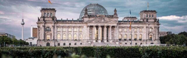 Saksamaa vasakpoolsed nõuavad et seadus kohustaks parteisid esitama valimistel 50% naiskandidaate  