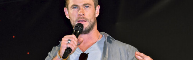 KLÕPS | Kuidas nad küll ära mahuvad? Ilma pluusita Chris Hemsworth käis pojaga vahuses vannis suplemas