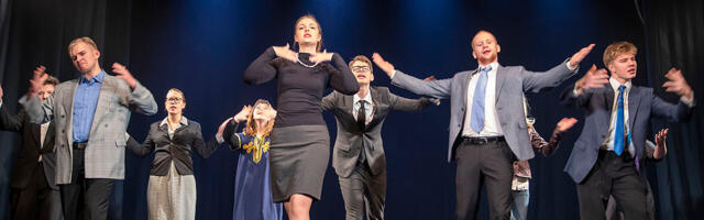 Kuu­sa­lu kesk­koo­li näi­tet­rupp või­tis Jõ­ge­va luu­le­päe­va­del lau­reaa­di tiit­li