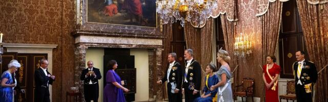 Ennekuulmatu: Hispaania kuninganna Letizia oli kuninglikul banketil sunnitud külalisi istudes tervitama