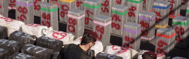 VIDEO | Hispaania politsei leidis Kanaaride lähedal laevalt soolalasti alt 10 tonni kokaiini