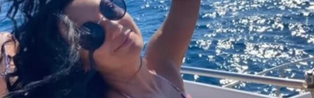 Svekrva i snajka se razgolitile na plaži: Pevačica u 55. godini grmi u bikiniju, ljudi gledaju i ne veruju