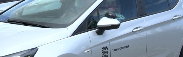 Reporter: Sõidueksamil peab vaktsineerimata rahvas kandma kuumas autos maski