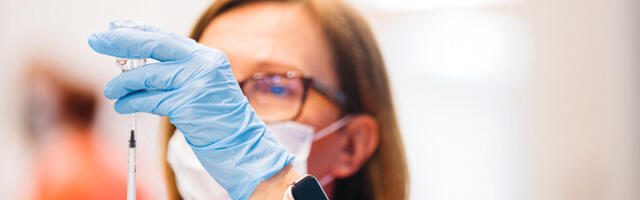 Тысячи доз купленных в прошлом году вакцин от коронавируса подлежат уничтожению