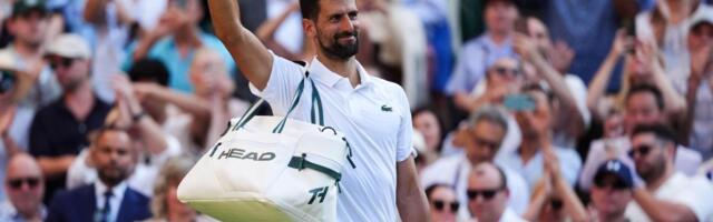 GOSPODSKI POTEZ JANIKA SINERA: Poraženi Novak je odlazio sa terena, a Italijan je uradio jednu stvar za divljenje