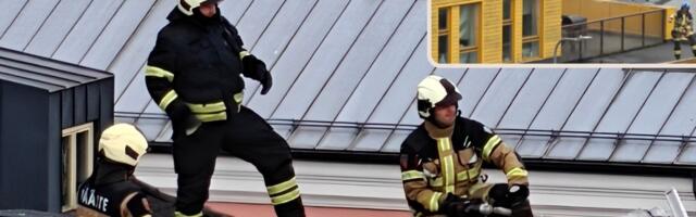VIDEO ja FOTOD | Tartus Raatuse tänaval põles kortermaja katus