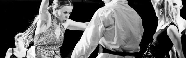 ARVUSTUS | Tiit Ojasoo „Eneseabiõpik“ – teater nagu NBA korvpall