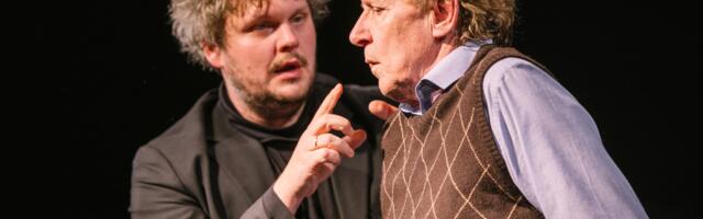 Sõnateatri avamine, tammepuust langeva käbiga