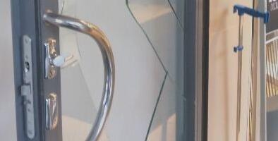 Kaks viinapudelit varastanud mees purustas käega kaupluse ukseklaasi