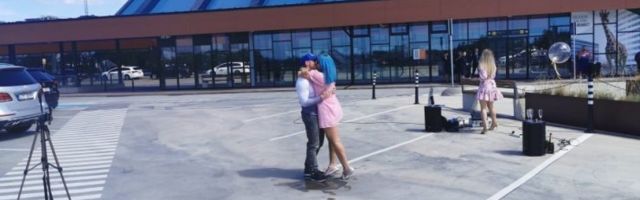 FOTO JA VIDEO | Armastus ei tunne piire! Naine korraldas abikaasale peale 5-kuulist lahusolekut Tallinna lennujaamas kontserdi