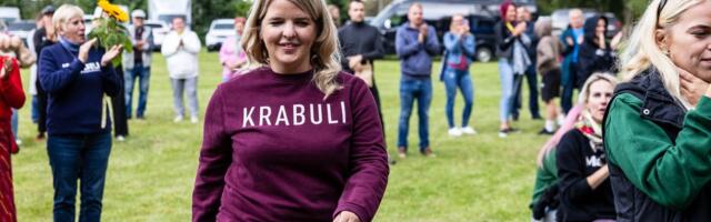 Krabuli näitas simmanil hinge. „Oleme nii väike küla, aga vaadake, kui suurelt pildis!“