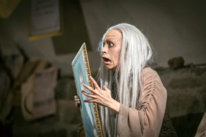 Üks tont käib ringi mööda ekraane