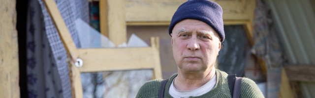 Reportaaž ⟩ Politsei kiirreageerijaid teostasid ajalehe Rahvuslik Teataja toimetaja kodus läbiotsimise, kasutades ülemäärast jõudu