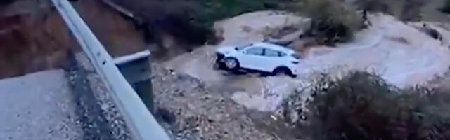 VIDEO: Hispaanias vajus vihmaga maanteesild kokku ja üks auto kukkus jõkke