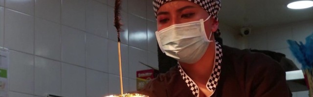 Reporter: Kullaga kaetud burger maksab tavalisest üle 10 korra rohkem