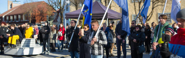 GALERII: Emakeelepäeval esinesid õpilased sütitavate kõnedega