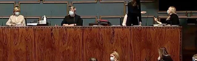 Mis juhtus? Soome siseminister näitas parlamendi ees peaministrile keskmist sõrme (lisatud video)