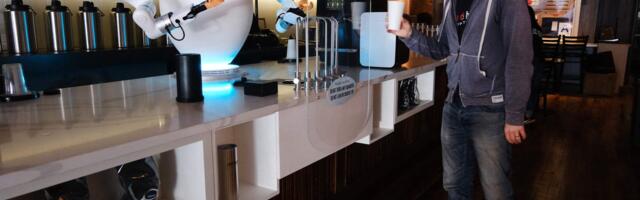 Kõige huvitavamad ja veidramad robotid CES messilt_ baarmen, tassile klammerduv kass ja inimesesarnane android