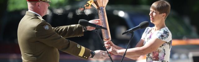 FOTOD | Presidendi lossi ees süüdati võidutuli